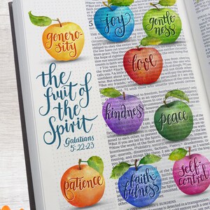 K&ouml;nnte beinhalten: Aquarellmalerei von &Auml;pfeln mit den Worten "die Frucht des Geistes" und einer Liste der Fr&uuml;chte des Geistes: Liebe, Freude, Friede, Geduld, Freundlichkeit, G&uuml;te, Treue, Sanftmut und Selbstbeherrschung. Der Text "Galater 5,22-23" ist ebenfalls enthalten.