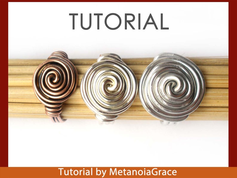 Pu&ograve; includere: Tre anelli di filo con un design a spirale. Gli anelli sono realizzati in filo di rame, argento e oro. Gli anelli sono esposti su una superficie di legno. Tutorial di MetanoiaGrace.