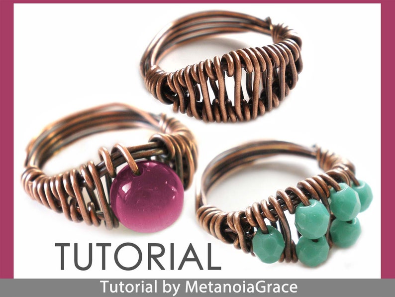 Pu&ograve; includere: Tre anelli in filo di rame con diverse decorazioni. Il primo anello &egrave; in filo di rame semplice. Il secondo anello ha una singola pietra grande di colore rosa scuro. Il terzo anello ha cinque piccole pietre di colore verde chiaro.