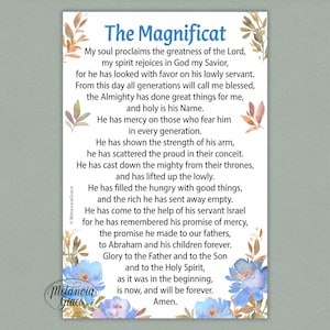 Op de afbeelding: Decoratieve kaart met de tekst "The Magnificat" in blauwe letters. De tekst is een religieuze passage, omringd door bloemen- en bladerillustraties in blauw, oranje en bruin. De achtergrond is wit.
