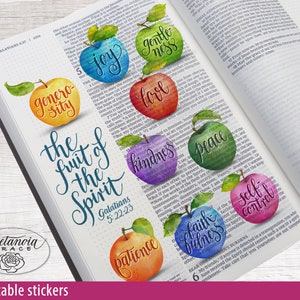 K&ouml;nnte beinhalten: Druckbare Aufkleber mit Aquarell-Illustrationen von &Auml;pfeln mit den Worten "Die Frucht des Geistes" und dem Text "Galater 5,22-23". Die &Auml;pfel sind in verschiedenen Farben und jeder Apfel hat ein anderes Wort darauf, darunter "Liebe", "Freude", "Frieden", "Geduld", "Freundlichkeit", "Treue", "Sanftmut", "Selbstbeherrschung" und "Freigebigkeit".