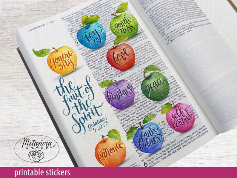 K&ouml;nnte beinhalten: Druckbare Aufkleber mit Aquarell-Illustrationen von &Auml;pfeln mit den Worten "Die Frucht des Geistes" und dem Text "Galater 5,22-23". Die &Auml;pfel sind in verschiedenen Farben und jeder Apfel hat ein anderes Wort darauf, darunter "Liebe", "Freude", "Frieden", "Geduld", "Freundlichkeit", "Treue", "Sanftmut", "Selbstbeherrschung" und "Freigebigkeit".