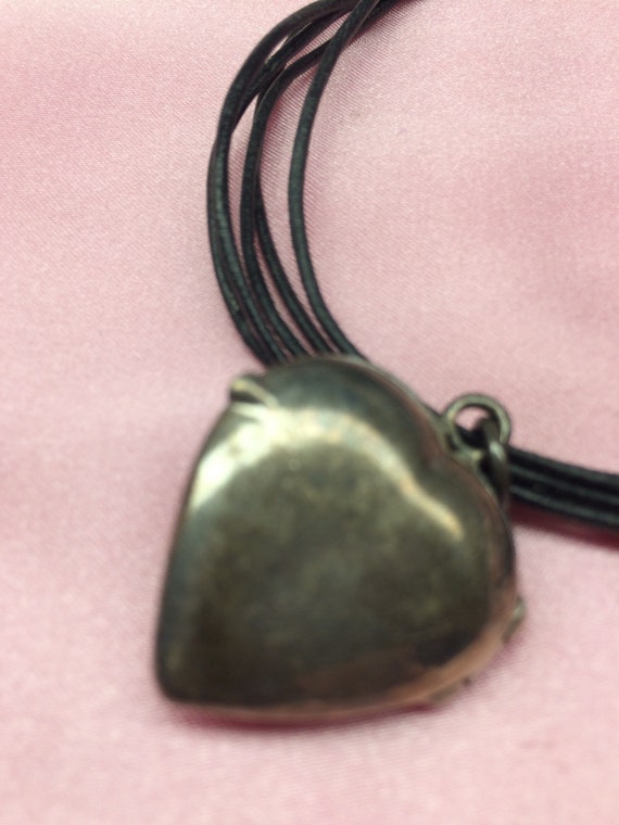 Leather necklace with metal heart locket - image 5