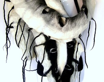 AANGEPASTE volgorde Gevilte sjaal, gegolfde golvende, gaten franjes sjaal, zwart wit, merinoswol voelde sjaal