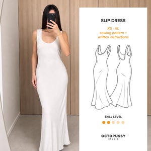 Op de afbeelding: Een witte, vloerlange slipdress met een ronde halslijn en mouwloos ontwerp. Het grafische paneel toont de tekst SLIP DRESS, XS - XL sewing pattern + written instructions, SKILL LEVEL en OCTOPUSSY STUDIO met een lijntekening van de jurk.