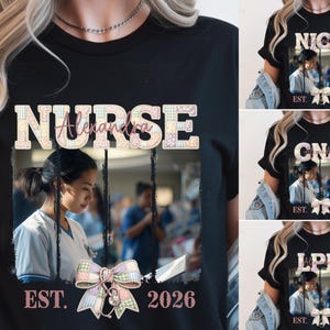 Op de afbeelding: Zwart T-shirt met een foto van een verpleegster en de tekst "NURSE" in een patchwork-ontwerp. De naam "Alexandra" staat boven de foto, met "EST. 2026" eronder. Andere shirts tonen "NICU", "CNA" en "LPN".