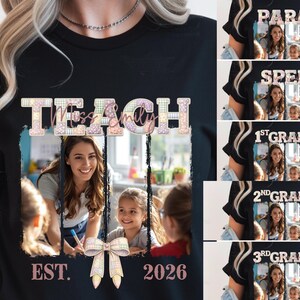 Może przedstawiać: Czarny t-shirt z napisem "TEACH Miss Emily" w ozdobnej czcionce, ze zdjęciem nauczycielki i uczniów. Koszulka ma również napis "EST. 2026" i grafikę kokardy.