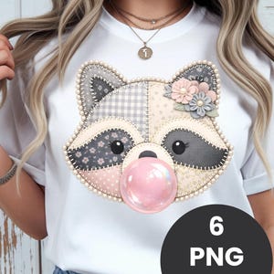Könnte beinhalten: Weißes T-Shirt mit einem Waschbärgesicht-Design und einer rosa Blase. Der Waschbär hat ein Patchwork-Design in Grau, Rosa und Creme. Das Design enthält einen floralen Akzent und ist mit Perlen umrandet. Ein schwarzer Kreis mit dem Text "6 PNG" befindet sich unten.