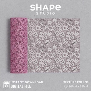 Puede incluir: Un rodillo de textura rosa y blanco con un patrón floral. El rodillo mide 80 mm x 25 mm y está etiquetado como "Rodillo de textura".
