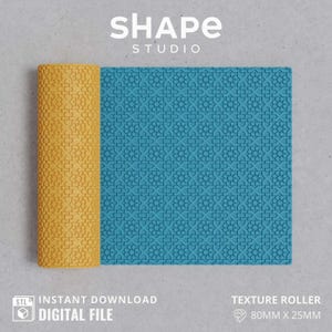 Może przedstawiać: Wałek teksturujący w kolorze niebieskim i żółtym z geometrycznym wzorem. Wałek ma wymiary 80 mm x 25 mm i służy do tworzenia reliefowych wzorów na glinie, fondancie lub innych pracach ręcznych.