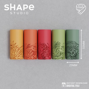 Puede incluir: Cinco contenedores cilíndricos con fondos de colores diferentes y diseños de hojas tropicales. Los contenedores tienen un diámetro de 5,5 cm y una altura de 14 cm.