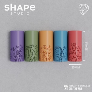 Può includere: Cinque portacandele cilindrici con un designo floreale. I portacandele sono in tonalità di viola, verde, arancione, blu e rosso. Ogni portacandele ha un diametro di 5,5 cm e un'altezza di 14 cm.