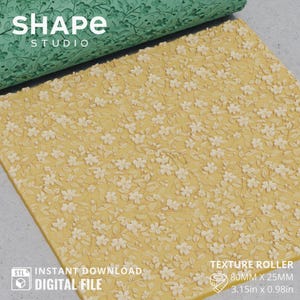 Può includere: Un rullo per texture giallo con motivo floreale, misura 80 mm x 25 mm. È visibile anche un rullo verde con motivo floreale. Il testo "SHAPE STUDIO" e "FILE DIGITALE" sono visibili.
