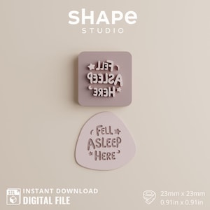 Puede incluir: Dos sellos de color púrpura claro con el texto "FELL ASLEEP HERE" y "HERE FELL ASLEEP". Los sellos miden 2,3 cm por 2,3 cm. La imagen también incluye el texto "SHAPE STUDIO" y "DESCARGA INSTANTÁNEA ARCHIVO DIGITAL".