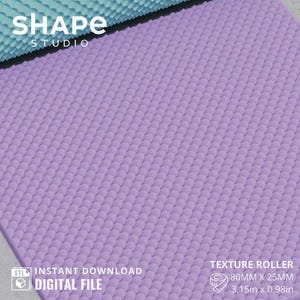 Könnte beinhalten: Eine strukturierte, lavendelfarbene Walze mit einem schuppenartigen Muster. Die Walze ist 80 mm lang und 25 mm breit. Das Bild enthält auch den Text "SHAPE STUDIO", "SOFORT-DOWNLOAD DIGITALE DATEI" und "TEXTURE ROLLER".