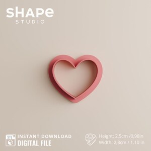 以下が含まれることがあります： 上部に「SHAPE STUDIO」の文字が入った、ピンク色のハート型のクッキーカッター。高さ2.5cm、幅2.8cm。「STL INSTANT DOWNLOAD DIGITAL FILE」の文字が下部にあります。