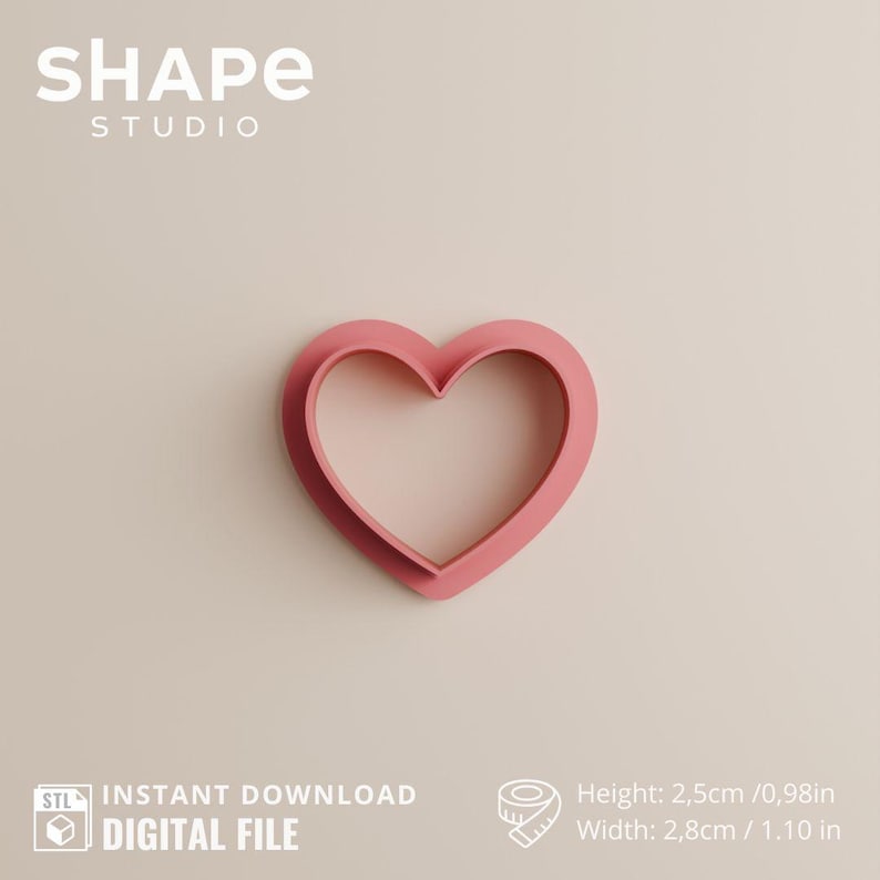 以下が含まれることがあります： 上部に「SHAPE STUDIO」の文字が入った、ピンク色のハート型のクッキーカッター。高さ2.5cm、幅2.8cm。「STL INSTANT DOWNLOAD DIGITAL FILE」の文字が下部にあります。
