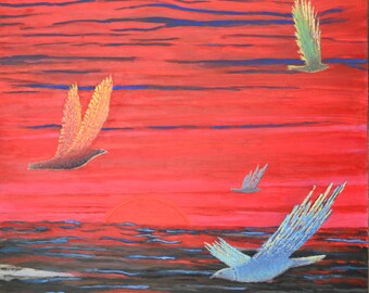 Puede incluir: Una pintura de una puesta de sol roja sobre un mar azul oscuro con cuatro pájaros volando en el cielo. Los pájaros están pintados en tonos de azul, verde y amarillo.