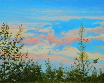 Puede incluir: Una pintura de un cielo azul con nubes rosadas y blancas. Hay árboles en primer plano y un pájaro volando en la distancia.