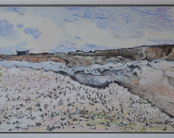 Puede incluir: Una pintura de acuarela de un paisaje marítimo con un pequeño barco en la distancia. El primer plano es un campo de flores blancas con algunas flores rosas y amarillas mezcladas. El cielo es de un azul claro con nubes blancas.