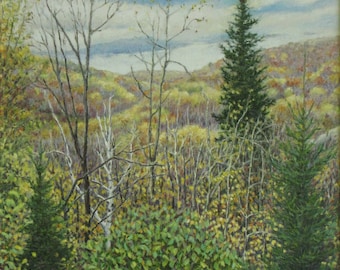 Puede incluir: Una pintura que representa una escena de bosque con una variedad de árboles, incluyendo un alto árbol de hoja perenne en el centro. Los árboles están rodeados por una mezcla de hojas verdes y amarillas, y el cielo es de un azul claro con nubes blancas. Hay varias aves volando en el cielo.
