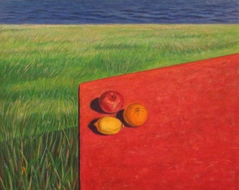Puede incluir: Una pintura de bodegón con una manzana roja, una naranja y un limón sobre una superficie roja. El fondo es un paisaje con un lago azul y hierba verde.