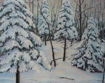 Può includere: Una scena di bosco invernale innevato con alti alberi sempreverdi ricoperti di neve bianca. Gli alberi sono in silhouette contro un cielo azzurro pallido. Il terreno è ricoperto da uno spesso strato di neve.