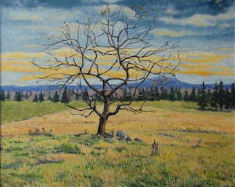 Può includere: Un dipinto di un albero spoglio in un campo con una linea di alberi in lontananza. Il cielo è azzurro pallido con nuvole gialle. Il campo è giallo dorato.
