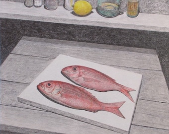 Puede incluir: Dos peces rojos sobre una tabla de cortar blanca, colocados sobre una mesa de madera. Los peces están dispuestos uno al lado del otro, con las colas apuntando hacia la derecha. Hay varias botellas y frascos en un estante detrás de la mesa.