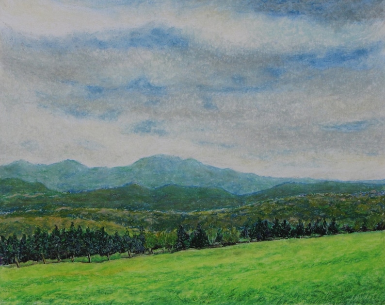 以下が含まれることがあります： 緑の丘陵地帯と手前に並んだ木々を描いた絵画。空は白雲のある薄い青色です。