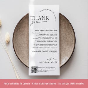 Może przedstawiać: Biała karta z podziękowaniami ślubnymi z czarnym tekstem, z napisem "THANK you" w czcionce skryptowej. Karta zawiera wiadomość do rodziny i przyjaciół, kod QR oraz imiona Olivia i James. Karta leży na brązowym talerzu.