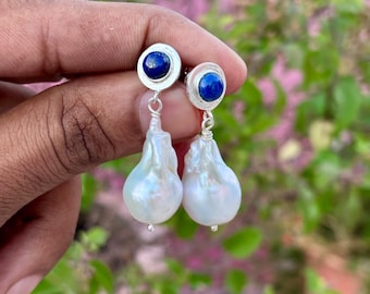 Brincos de pérola barroca: tachas de prata esterlina com lápis-lazúli