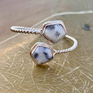 Brazalete bohemio de plata de ley con ópalo dendrítico hecho a mano