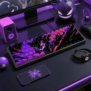 Pode incluir: Um teclado mecânico preto e roxo com um design abstrato colorido. O teclado tem uma conexão USB-C e está em uma superfície preta com uma luz roxa.