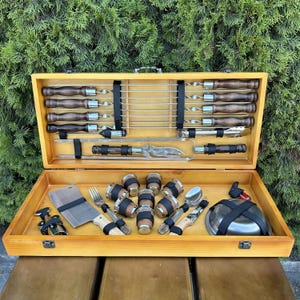 Personalisiertes Grillset in der Holzkiste - Geschenk zum Kochen im Freien / Grillbürsten / Grillkorb / Grillzubehör / Grillset fürs Camping
