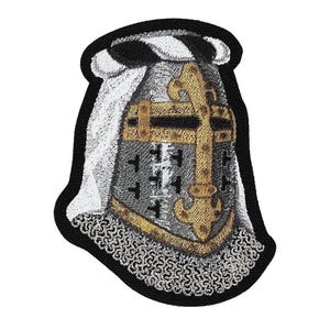 Peut inclure: Patch brodé représentant un casque de chevalier avec une croix sur le devant. Le casque est argenté avec des accents dorés et un tissu rayé blanc et noir couvrant l'arrière de la tête. Le casque est sur un fond noir.