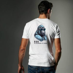 RUN – Silverback is home | Father’s Day T-Shirt for Alpha Dads | Funny Gift for Men with Swagger | Humorous T-Shirt for Dads