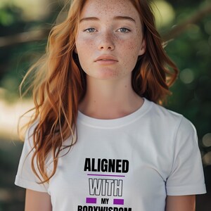 Könnte beinhalten: Ein Set aus drei Keramikbechern mit gesprenkelter, matter Oberfläche. Die Becher sind in den Farben Creme, Hellgrau und Dunkelgrau gehalten. Jeder Becher hat ein schlichtes, minimalistisches Design und einen abgerundeten Henkel.