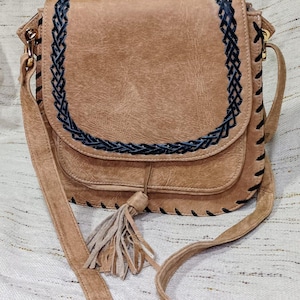 Cowhide leather crossbody bag. Hands-free bag. Bag with adjustable strap to cross over the shoulder. Bag made in Mexico