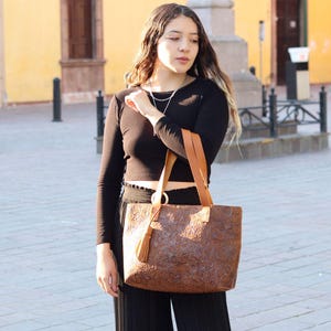 Bolso piel grabada tote artesanal hecha completamente a mano. Con cartera incluida.