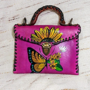 Bandolera/cartera de cuero hecha y pintada completamente a mano.
