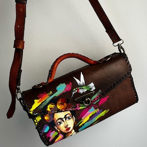 Bandolera/cartera de cuero hecha y pintada completamente a mano. Bolso de cuero. Bolso hecho a mano. Bolso artesanal.