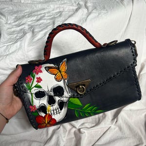 Bandolera/cartera de cuero hecha y pintada completamente a mano. Bolso de cuero. Bolso hecho a mano. Bolso artesanal.