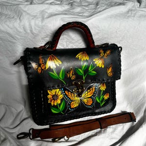 Bandolera/cartera de cuero hecha y pintada completamente a mano. Bolso de cuero. Bolso hecho a mano. Bolso artesanal.