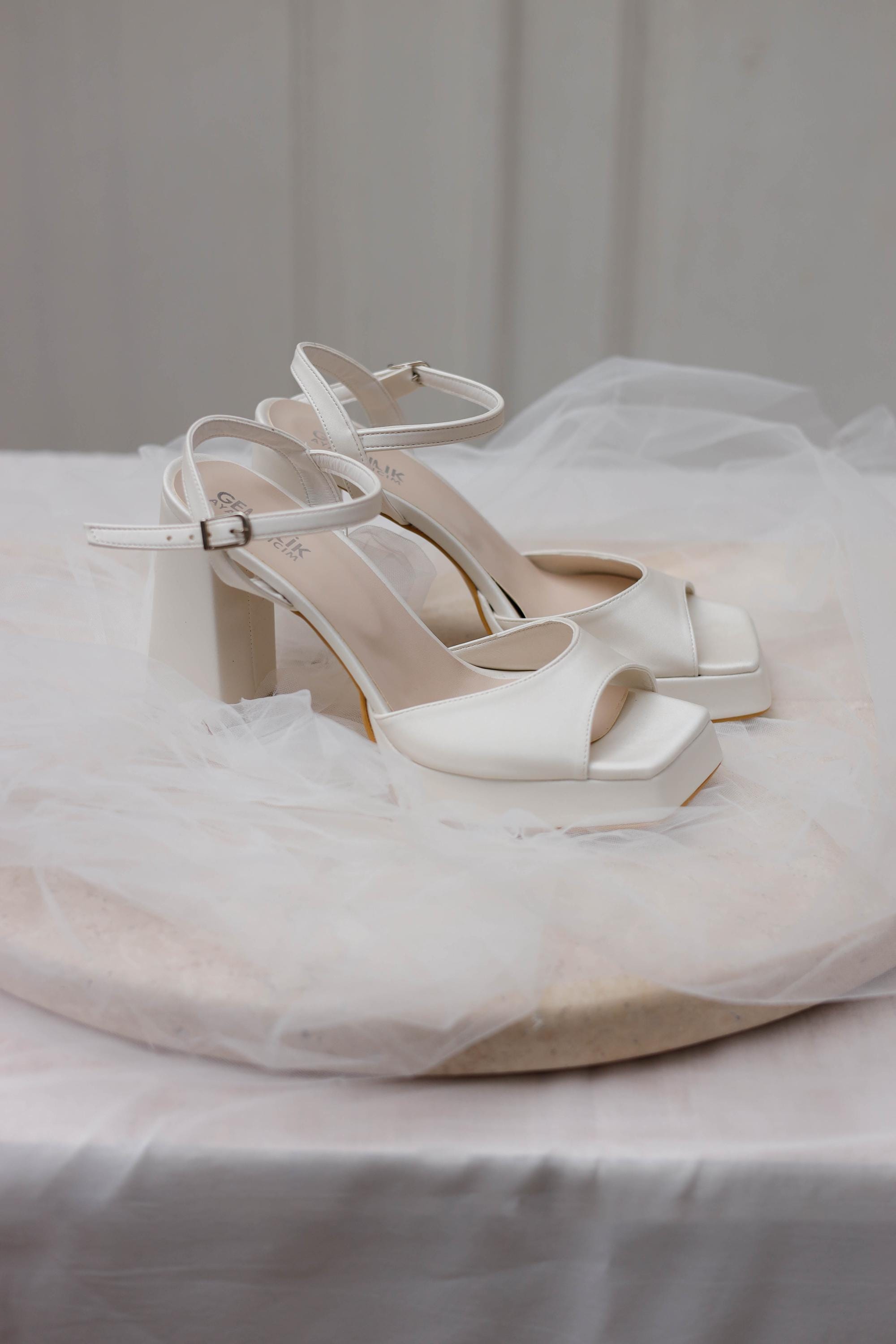 Pahelyin Women's Satin Pearls Pumps Peep Toe Heeled Wedding Shoes For Bride Evening Party Dress Pumps Sandals