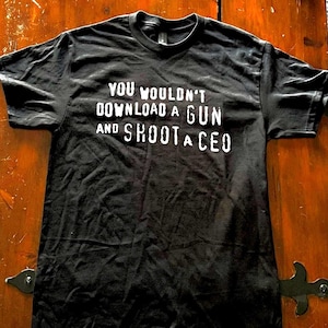 Maglietta Punk Emo Goth - "Non scaricheresti una pistola per sparare a un CEO". Regalo divertente!