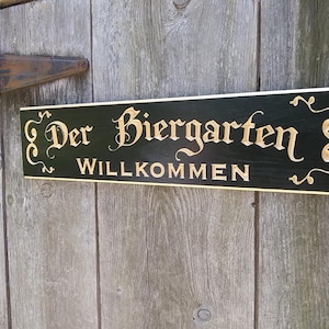 Geschnitztes Biergarten Schild Schwarz mit naturbelassenem Schriftzug Bierschild Deutsches Schild