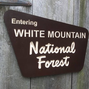 Réplica enrutada/tallada entrando en el sendero del Bosque Nacional White Mountain Letrero de madera Monte Washington Montañas Blancas NH