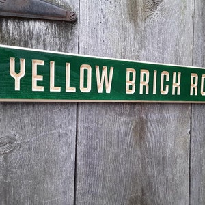 Letrero de calle de madera pintada y tallada enrutada YELLOW BRICK ROAD Regalo para un fan de Elton John Letrero de madera pintado Letrero de la película El mago de Oz
