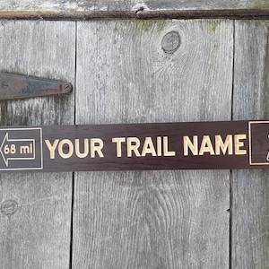 Señal de ruta de senderismo personalizada Señal de ruta tallada enrutada Marrón oscuro con letras naturales y flecha